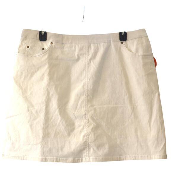 HEARTS OF PALM Plus Size Essentials Tech Stretch Pencil Skort in White - Picture 3 of 5